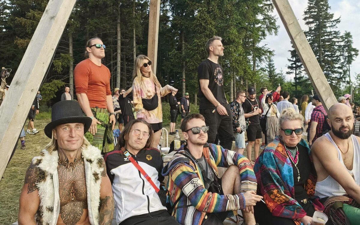 Ekipa na festiwalu: kapelusz, futrzana kamizelka, koszule w kolorowe pasy